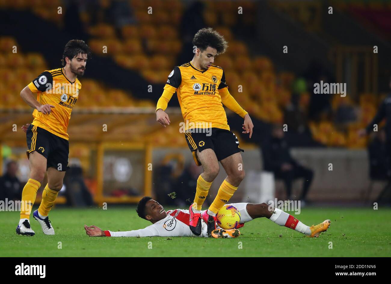 Kyle Walker-Peters de Southampton (sur le terrain) défie Rayan ait-Nouri de Wolverhampton Wanderers lors du match de la Premier League à Molineux, Wolverhampton. Banque D'Images Kyle Walker-Peters de Southampton (sur le terrain) défie Rayan ait-Nouri de Wolverhampton Wanderers lors du match de la Premier League à Molineux, Wolverhampton. Banque D'Images