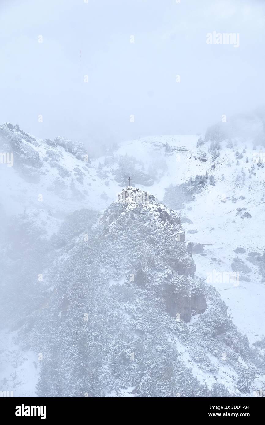 La croix de la Seewand vu à travers le brouillard de la Wildalpjoch Banque D'Images