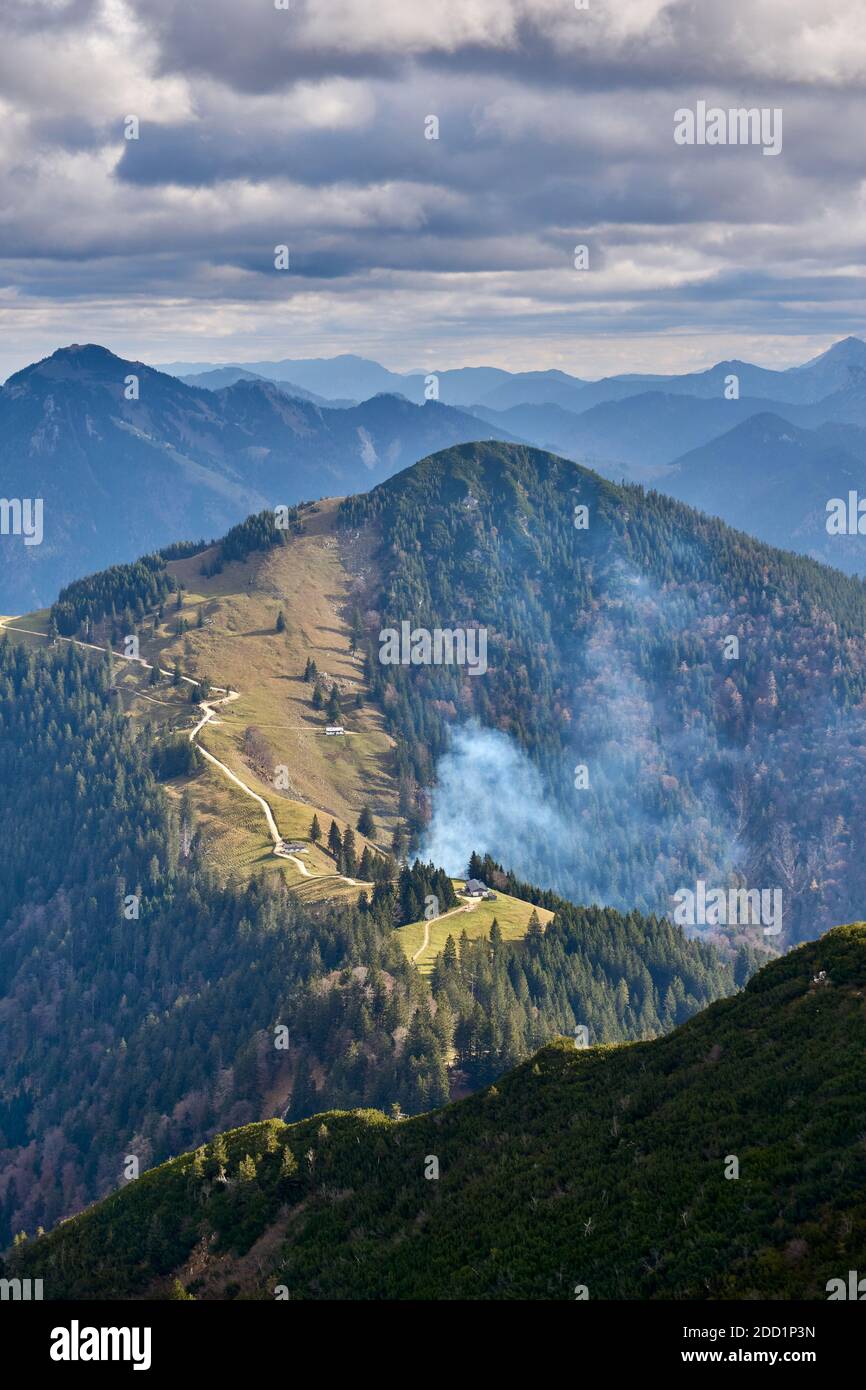 Une cabane et de la fumée dans les Alpes Banque D'Images