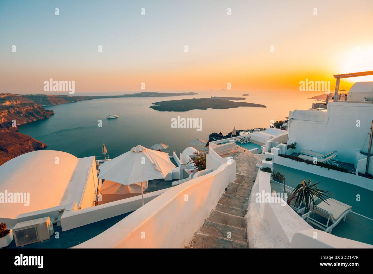 Une vue incroyable en soirée sur l'architecture blanche et la lumière romantique du coucher de soleil, Santorini, romance d'été, destination lune de miel. Concept de voyage, vacances Banque D'Images