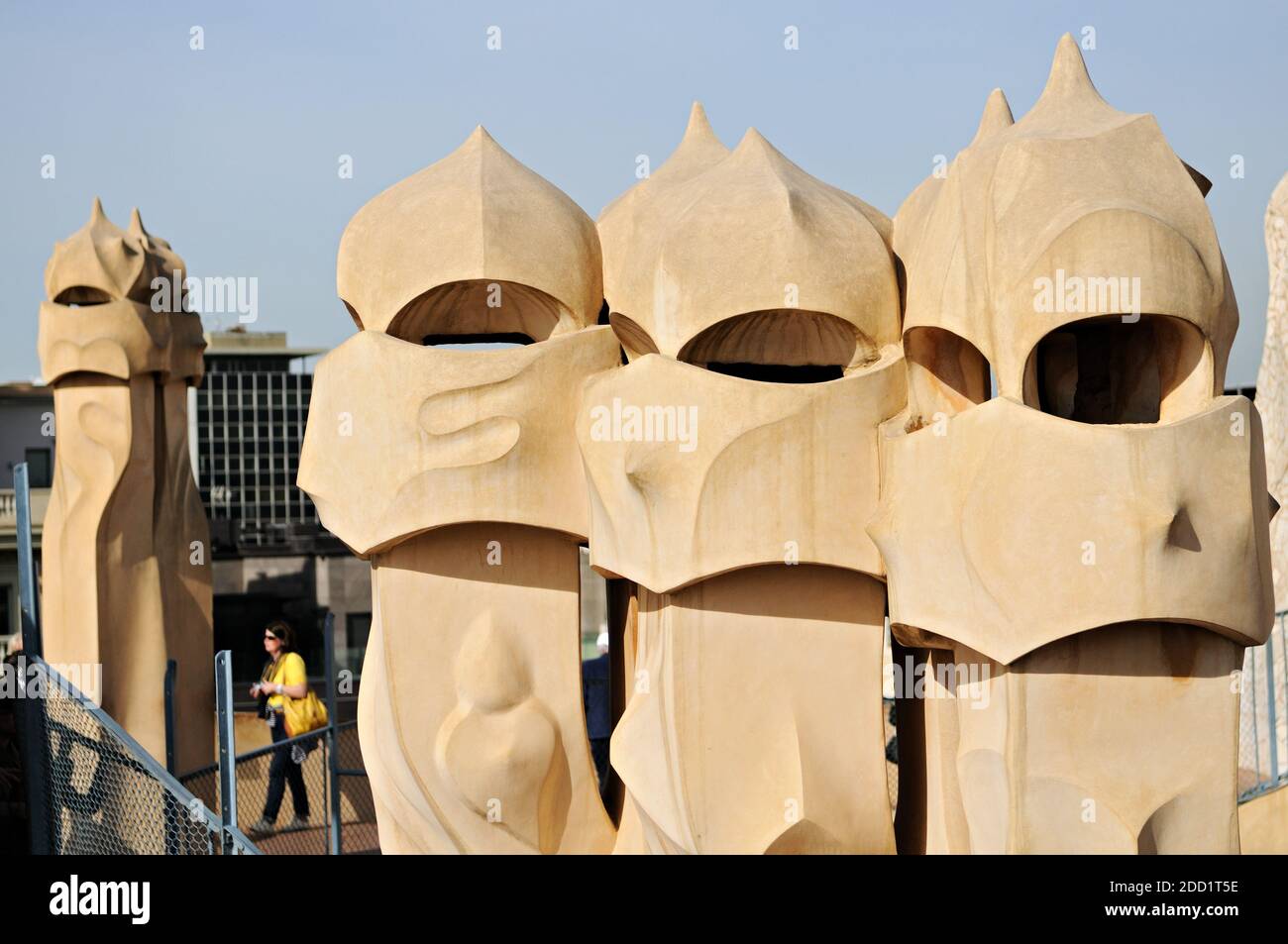 Détail des cheminées sur le toit de Casa Mila (ou la Pedrera) à Barcelone, Catalogne, Espagne Banque D'Images