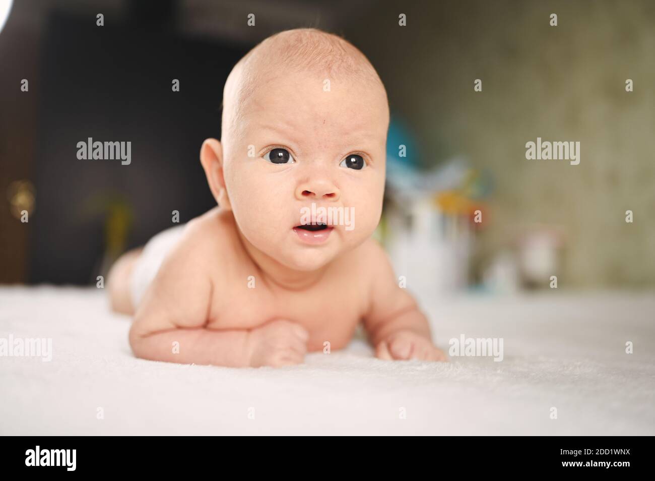 Mignon Emotionnel Drole Nouveau Ne Garcon Sur Le Lit Expressions Du Visage De Bebe Modele D Emballage Pour Bebes Enfant En Bonne Sante Concept D Hopital Et Maternite Heureuse Bebe Pepiniere Photo Stock Alamy