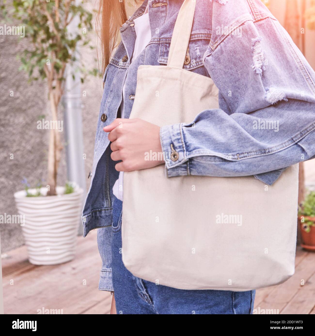 Jolie jeune fille avec un sac durable. Concept zéro déchet. À l'extérieur Banque D'Images