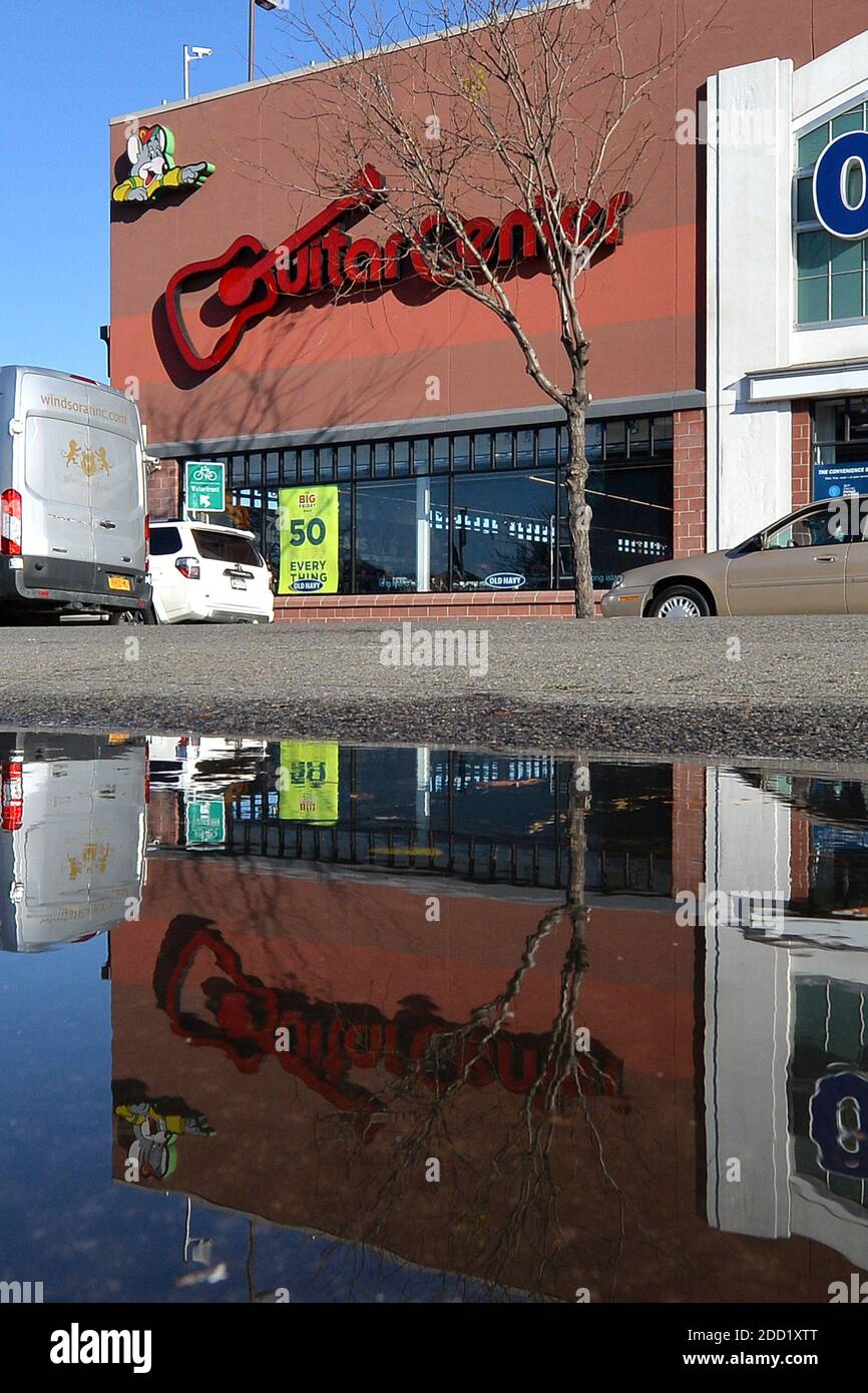 New York, États-Unis. 23 novembre 2020. La chaîne de détaillants de musique Guitar Centre a annoncé qu'elle dépose son dossier pour la faillite du chapitre 11 en raison de l'impact économique de la pandémie COVID-19, New York, NY, le 23 novembre 2020. Guitar Center compte 269 sites aux États-Unis, dont le siège social est situé à Westlake Village, en Californie. (Anthony Behar/Sipa USA) crédit: SIPA USA/Alay Live News Banque D'Images