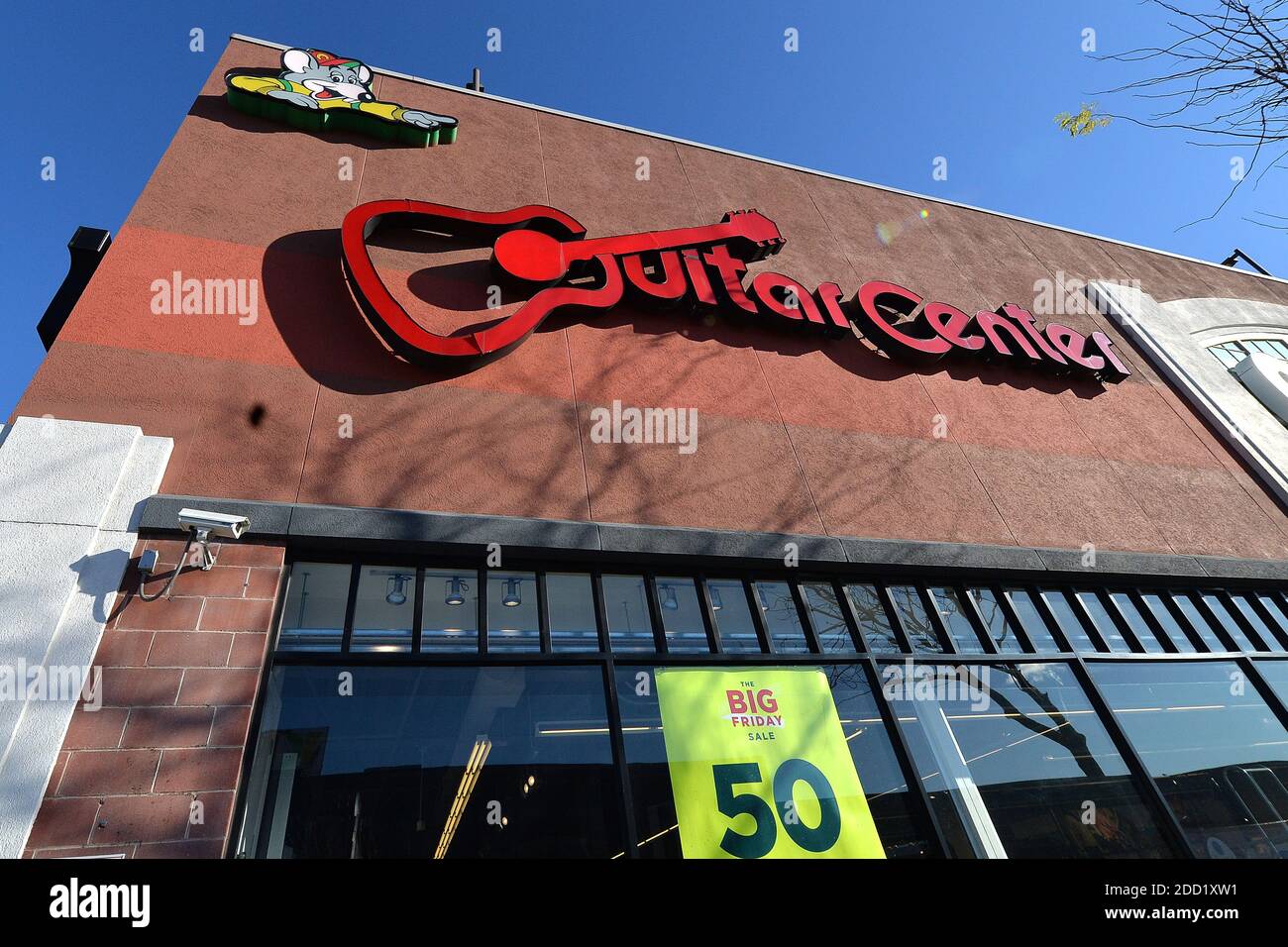 New York, États-Unis. 23 novembre 2020. La chaîne de détaillants de musique Guitar Centre a annoncé qu'elle dépose son dossier pour la faillite du chapitre 11 en raison de l'impact économique de la pandémie COVID-19, New York, NY, le 23 novembre 2020. Guitar Center compte 269 sites aux États-Unis, dont le siège social est situé à Westlake Village, en Californie. (Anthony Behar/Sipa USA) crédit: SIPA USA/Alay Live News Banque D'Images
