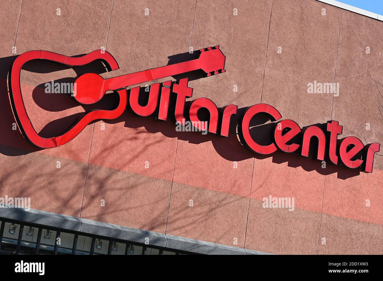 New York, États-Unis. 23 novembre 2020. La chaîne de détaillants de musique Guitar Centre a annoncé qu'elle dépose son dossier pour la faillite du chapitre 11 en raison de l'impact économique de la pandémie COVID-19, New York, NY, le 23 novembre 2020. Guitar Center compte 269 sites aux États-Unis, dont le siège social est situé à Westlake Village, en Californie. (Anthony Behar/Sipa USA) crédit: SIPA USA/Alay Live News Banque D'Images