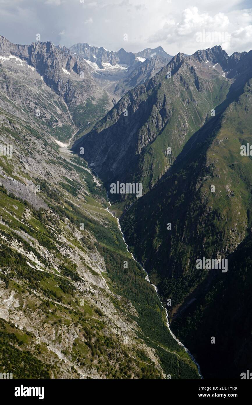 Vue aérienne de la vallée latérale de Bach Baltschieder, vue depuis un whike parapente, randonnée et vol dans les alpes suisses. Banque D'Images