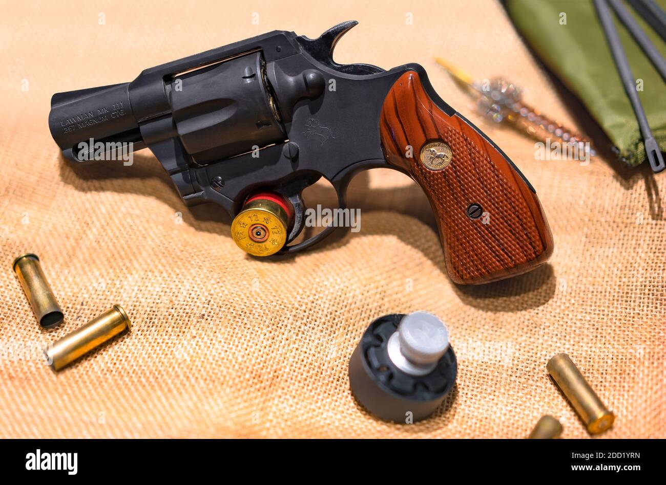 tokyo, japon - novembre 10 2020 : réplique d'un revolver américain Colt Lawman MK Ⅲ 357 Magnum CGT calibre de 2 pouces avec chargeur de vitesse, cartouche Banque D'Images