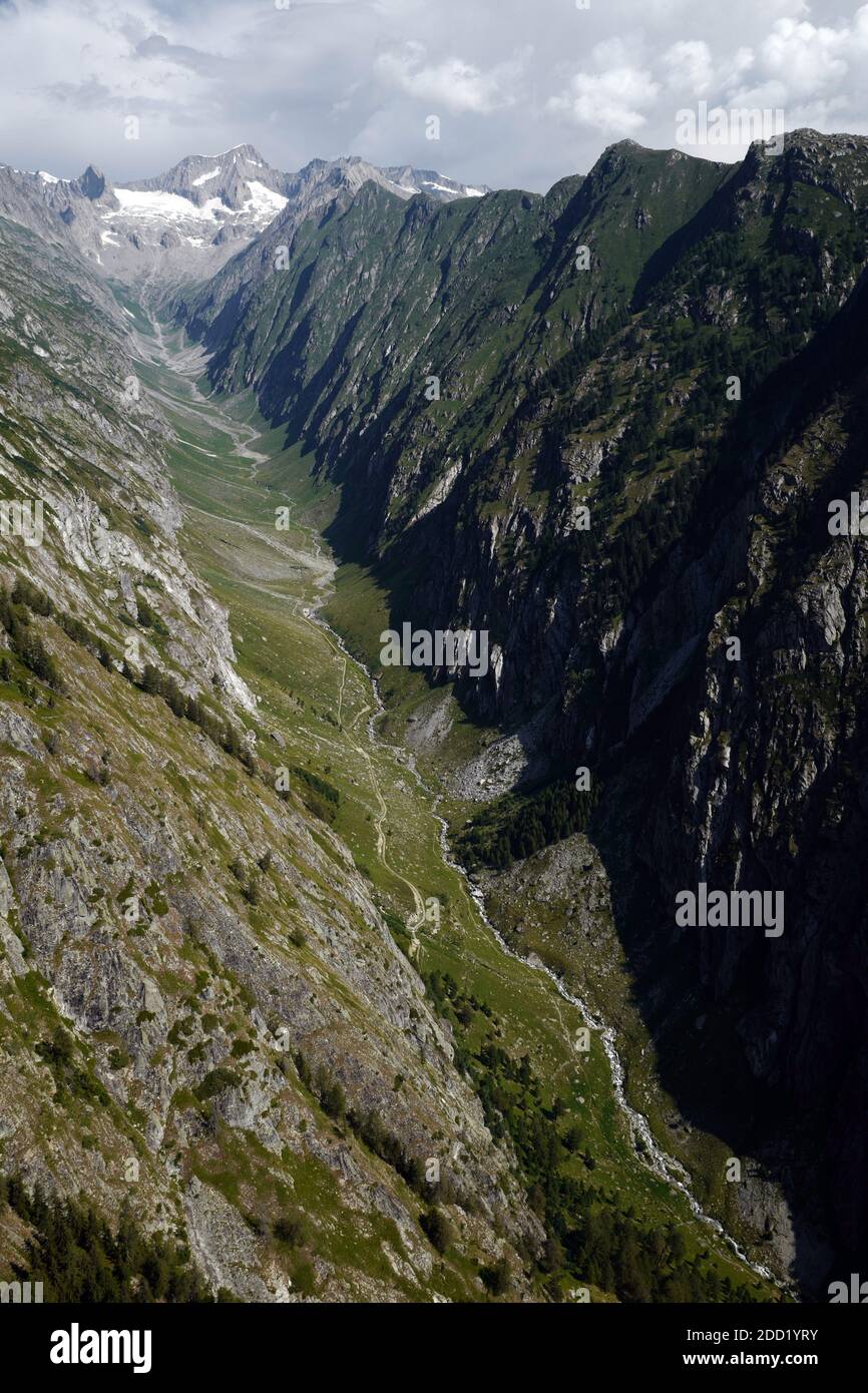 Vue aérienne de Mundbach, Unterbachhorn et Nesthorn, vue depuis un parapente en randonnée et en vol. Alpes suisses, Suisse. Banque D'Images