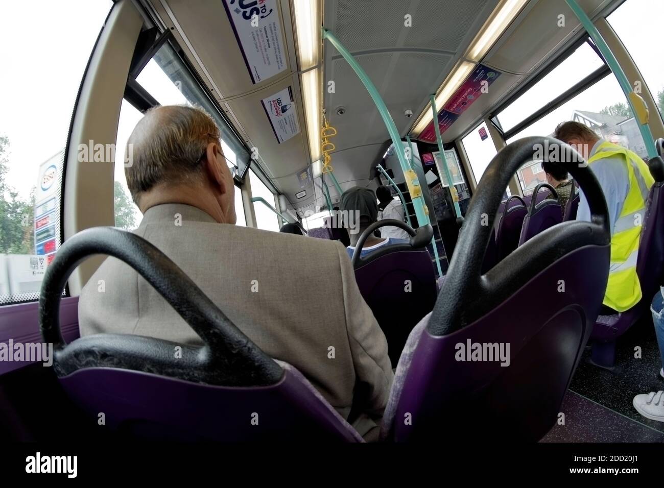 Bus intérieur en voyage dans le centre de Manchester. Exploité par FirstGroup plc, un fournisseur de services de transport au Royaume-Uni et en Amérique du Nord. Banque D'Images