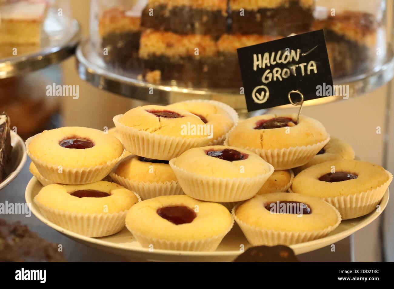 Gateaux A La Confiture De Framboises A Vendre En Suede Photo Stock Alamy