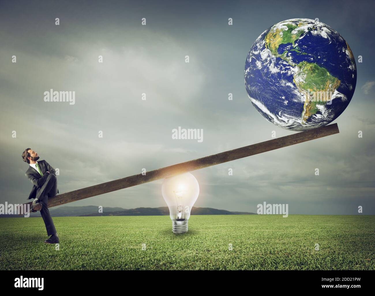 Homme d'affaires utilise un levier publicitaire d'ampoule pour soulever le monde. Terre fournie par la NASA. Banque D'Images