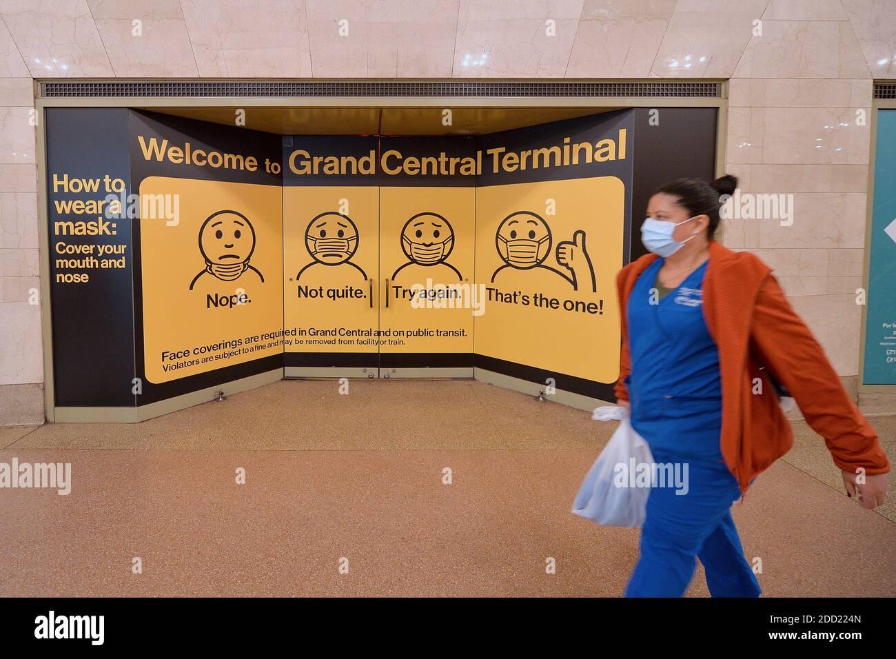 New York, États-Unis. 23 novembre 2020. Une femme passe devant une affiche pour rappeler aux navetteurs comment porter un masque correctement pour les meilleures protections, à l'intérieur du Grand Central terminal, New York, NY, le 23 novembre 2020. Les Centers for Disease Control and Prevention pressent les gens de ne pas voyager pendant les vacances de Thanksgiving, car une poussée de COVID-19 s'attaque à la nation, avec 1 million de nouvelles infections confirmées de coronavirus au cours de la semaine dernière. (Anthony Behar/Sipa USA) crédit: SIPA USA/Alay Live News Banque D'Images