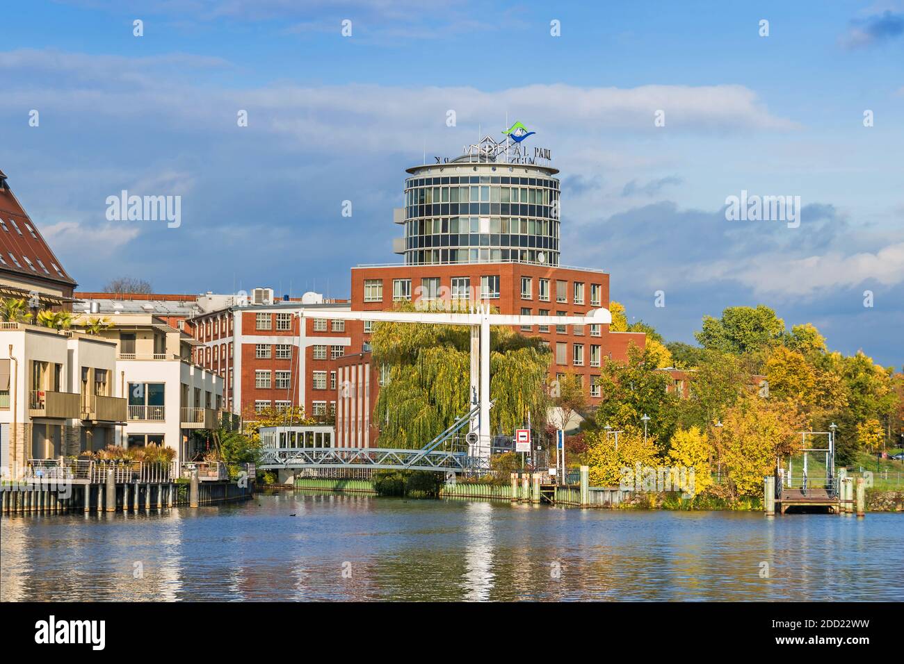 Berlin, Allemagne - 24 octobre 2020: Bassin du port Tegeler Hafen avec les bâtiments de l'usine historique, maintenant la clinique Medical Park Humboldtmuehle, res Banque D'Images