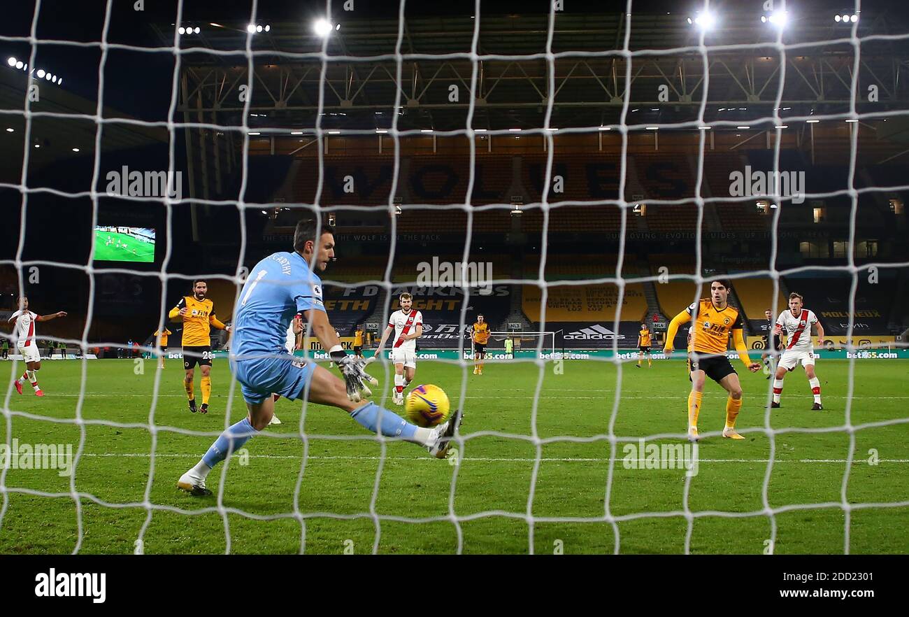 Pedro Neto de Wolverhampton Wanderers marque le premier but du match de sa partie lors du match de la Premier League à Molineux, Wolverhampton. Banque D'Images Pedro Neto de Wolverhampton Wanderers marque le premier but du match de sa partie lors du match de la Premier League à Molineux, Wolverhampton. Banque D'Images