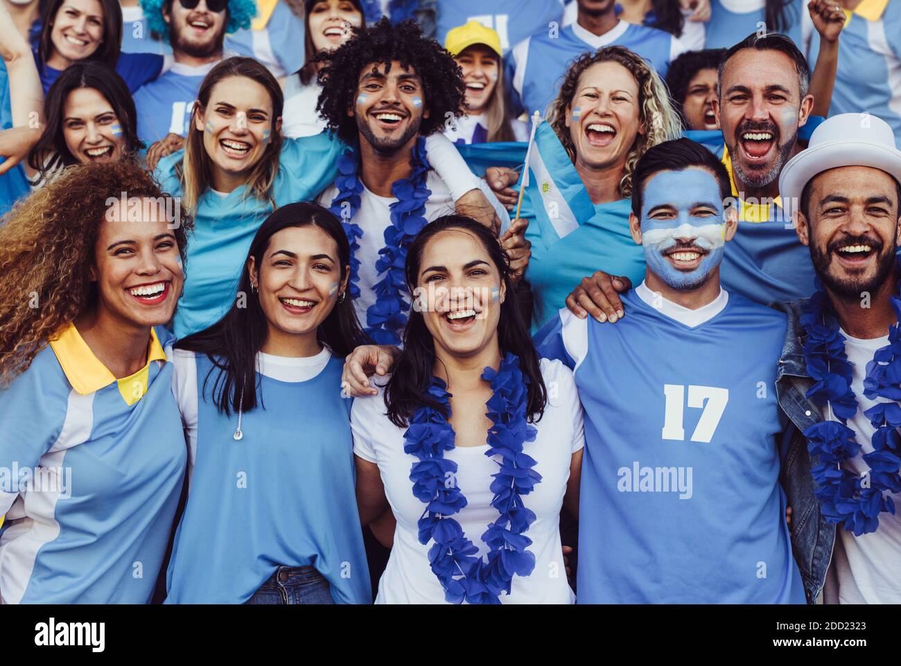 Groupe de spectateurs au stade qui applaudissent leur équipe de football Argentine. Des gens de l'Argentine en zone de fans soutenant leur équipe de football. Banque D'Images