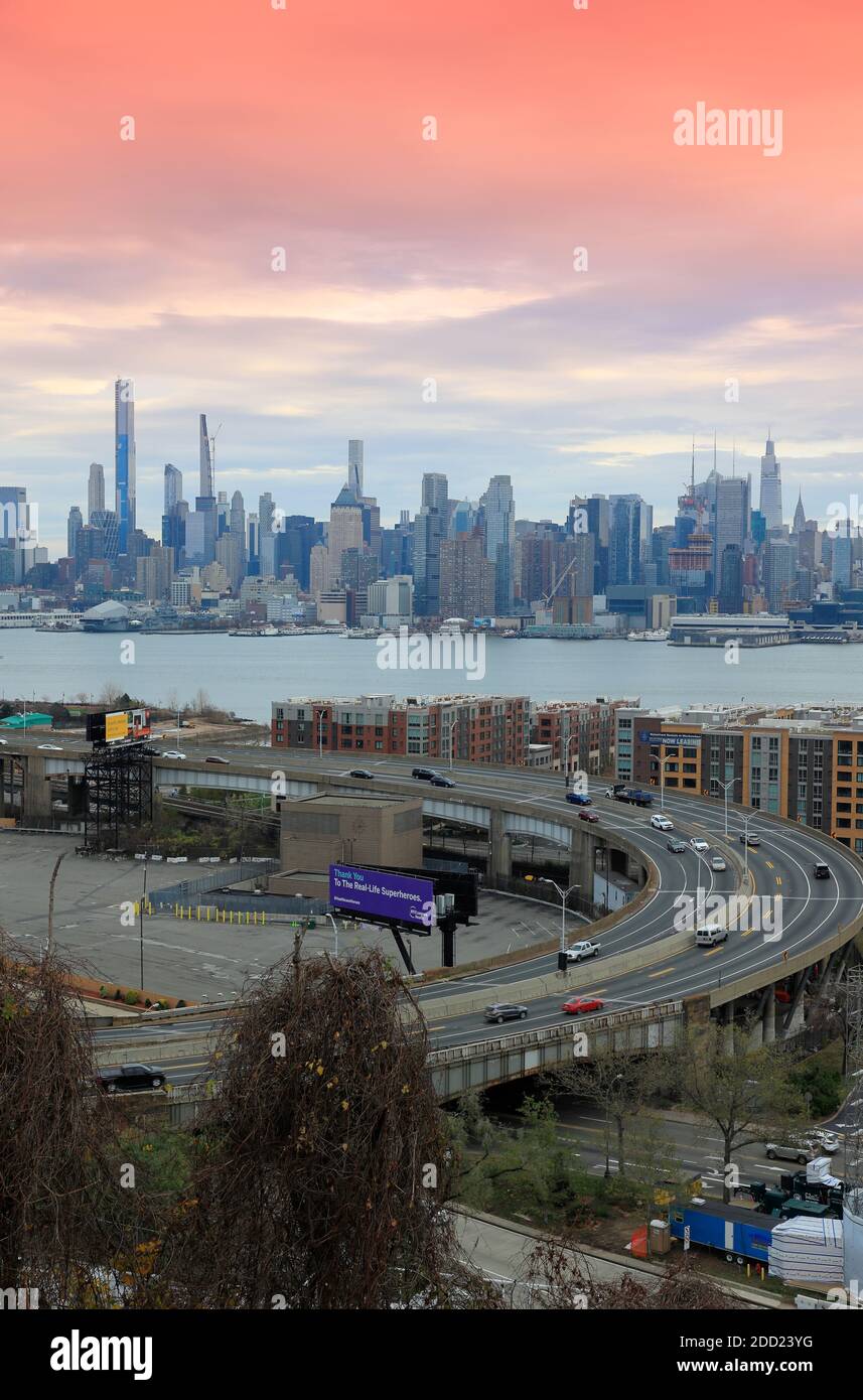 Vue en fin d'après-midi sur les gratte-ciel de Midtown Manhattan à New York Ville avec Hudson River et Lincoln tunnel Helix Loop In Premier plan de Weehawken.New Jersey.USA Banque D'Images