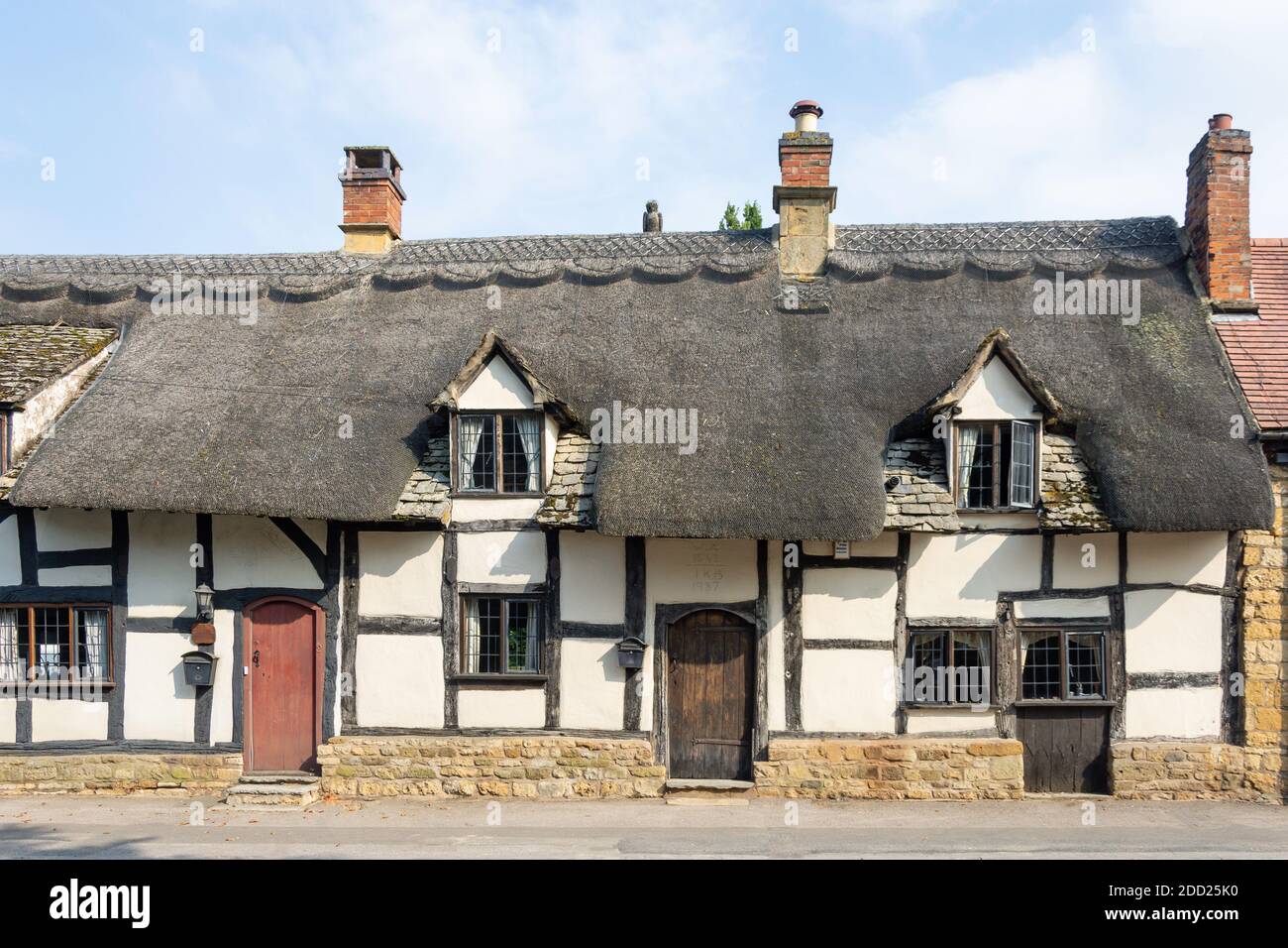 Chalets à pans de bois de chaume, High Street, Mickleton, Gloucestershire, Angleterre, Royaume-Uni Banque D'Images