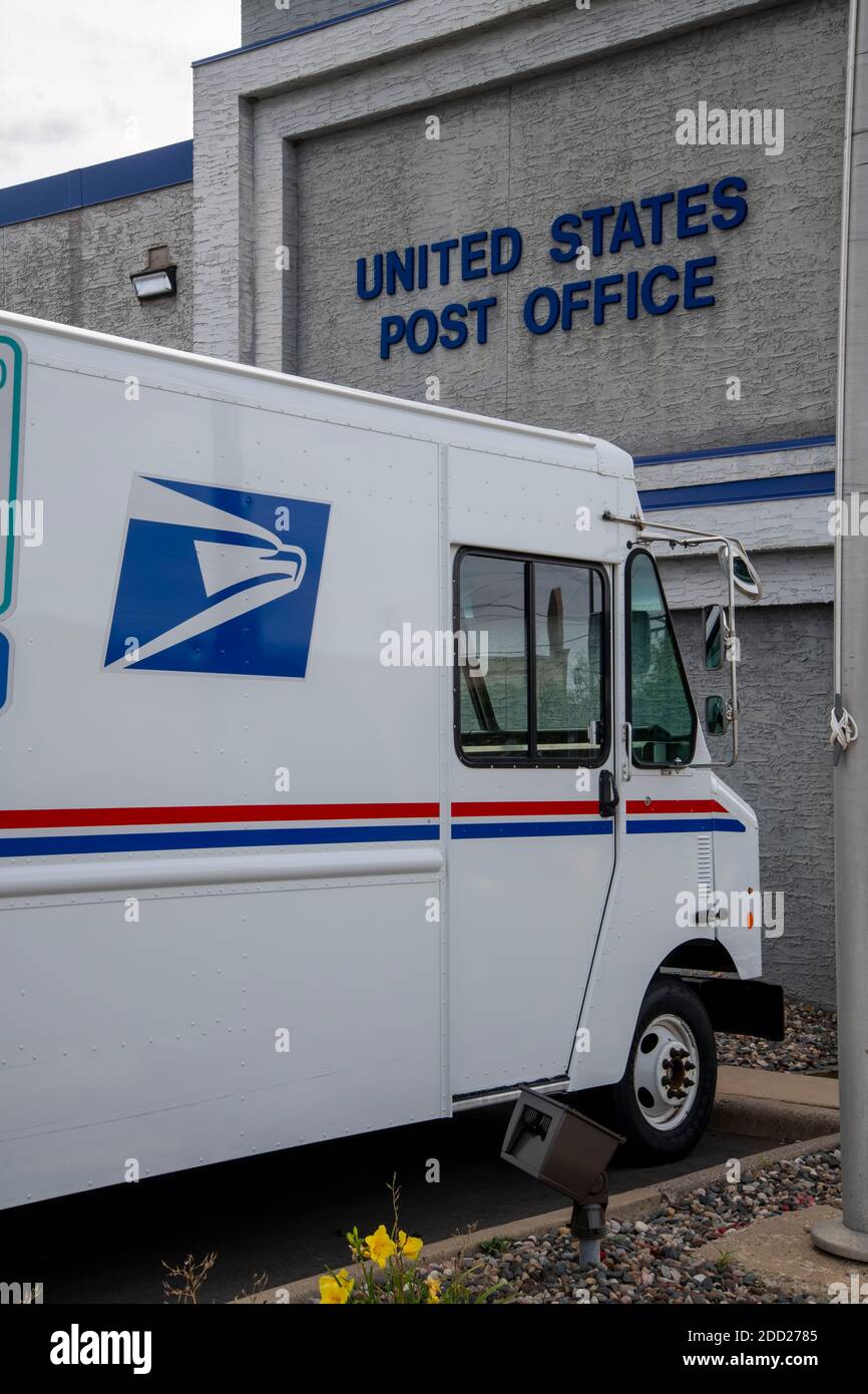 Roseville, Minnesota. Bureau de poste des États-Unis. Camion de livraison de courrier stationné au bureau de poste. Banque D'Images