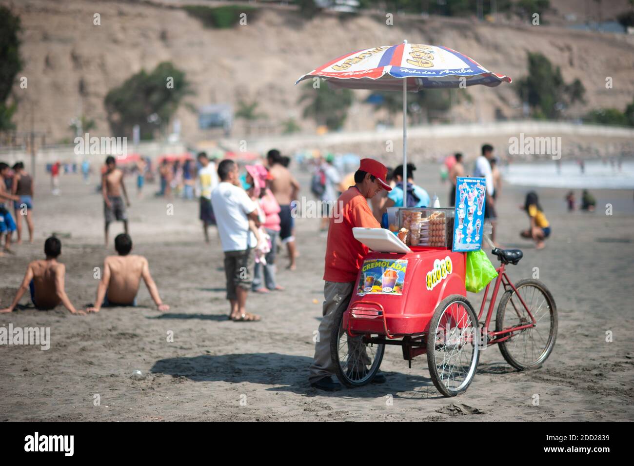 Les vendeurs de Chorrillos Beach vendent de la crème glacée à Lima, au Pérou - 1er mai 2015 Banque D'Images