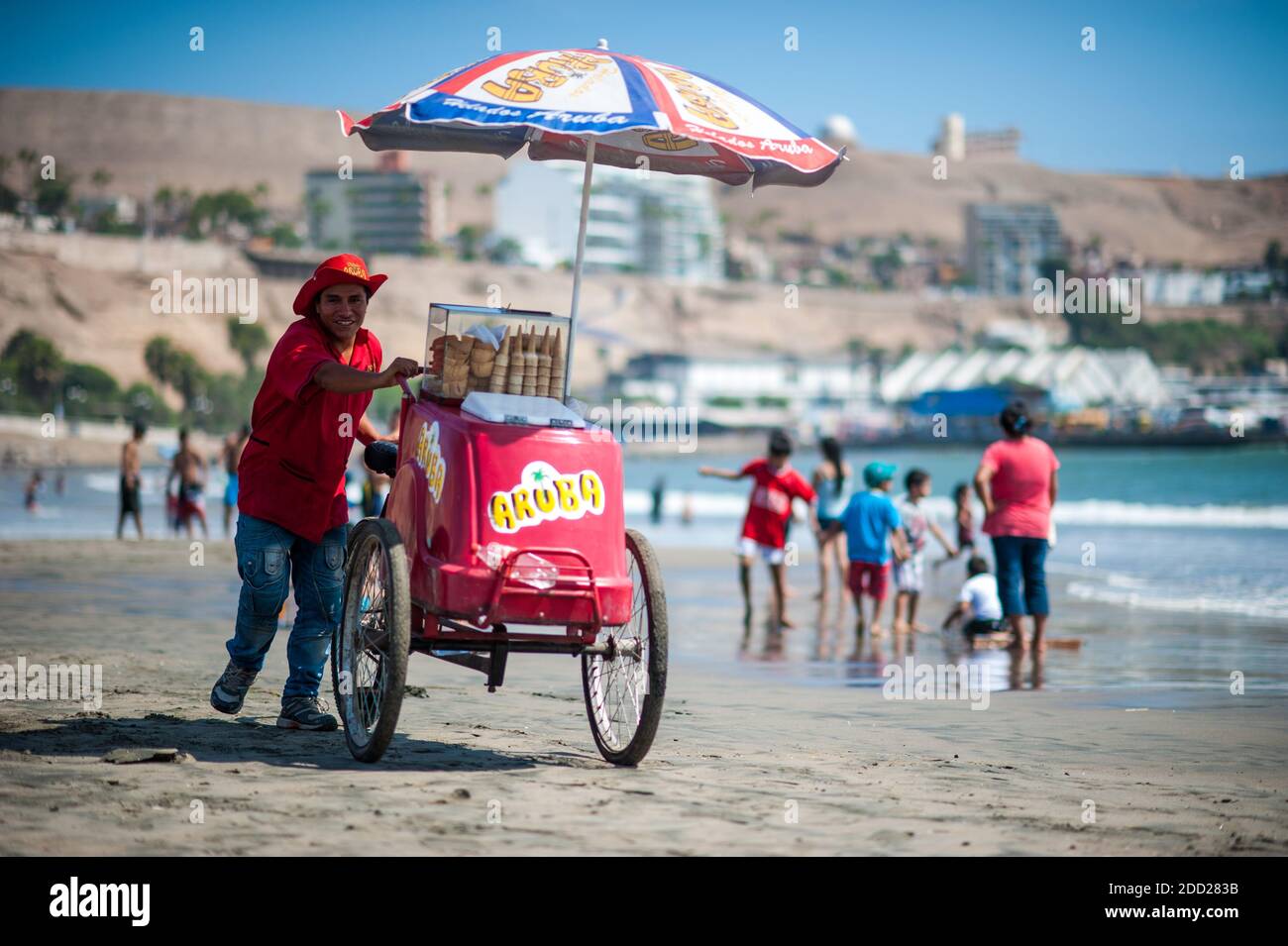 Les vendeurs de Chorrillos Beach vendent de la crème glacée à Lima, au Pérou - 1er mai 2015 Banque D'Images