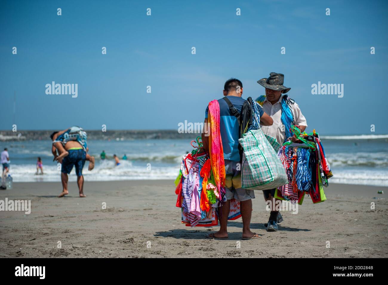 Vendeurs à la plage de Chorrillos à Lima, Pérou - 1er mai 2015 Banque D'Images