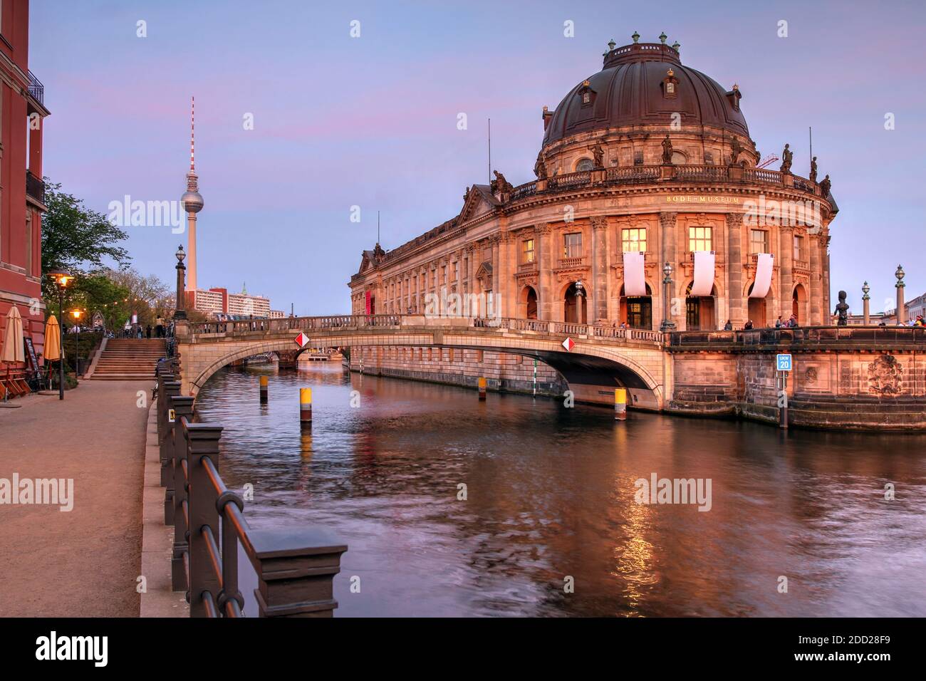Scène au crépuscule avec le Musée de la Bode sur l'île aux musées à Berlin, Allemagne Banque D'Images