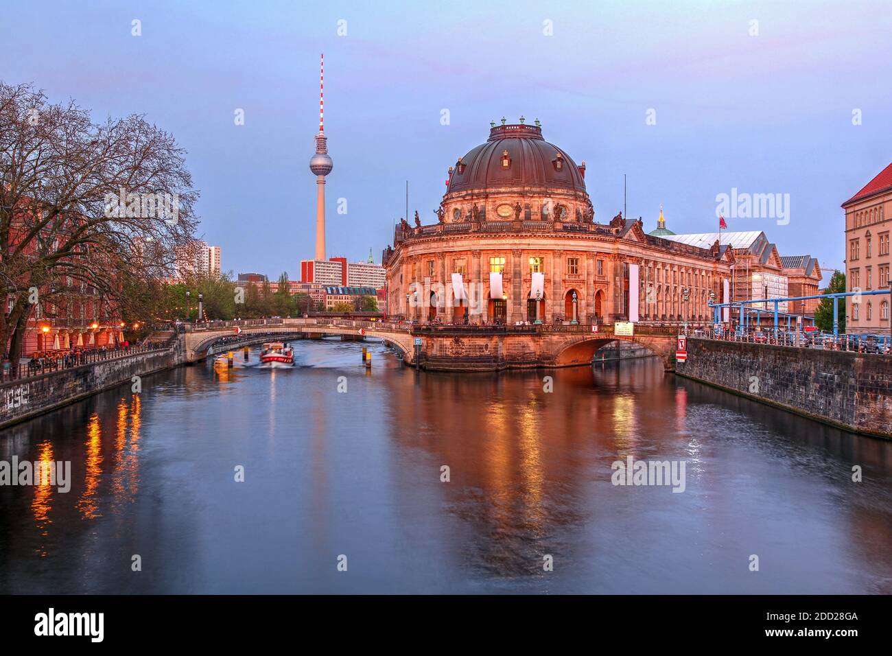 Scène nocturne avec le Musée de la Bode sur l'île des Musées à Berlin, Allemagne Banque D'Images