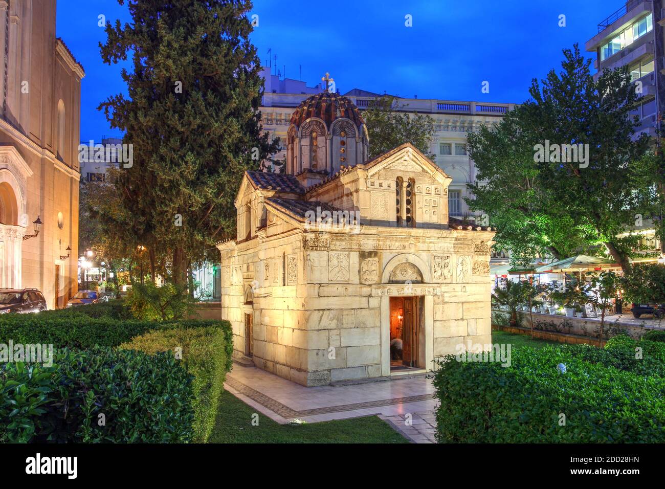 Scène nocturne de l'ancienne église de Saint-Eleutherios (communément connue sous le nom de petite Metropolis ou Panagia Gorgoepikoos) à Athènes, Grèce. Banque D'Images