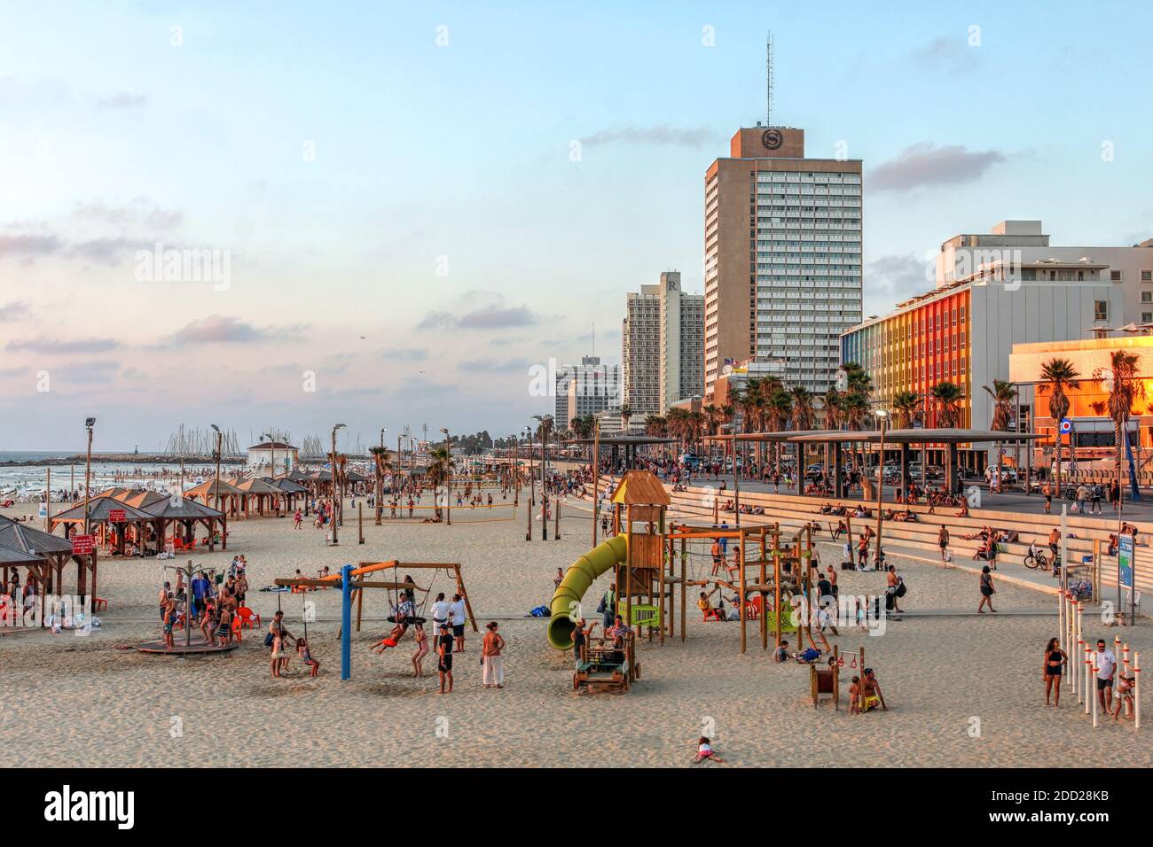 TEL AVIV, ISRAËL - 10 août 2018 - scène au coucher du soleil de la célèbre promenade et des plages de tel Aviv en Israël. Banque D'Images