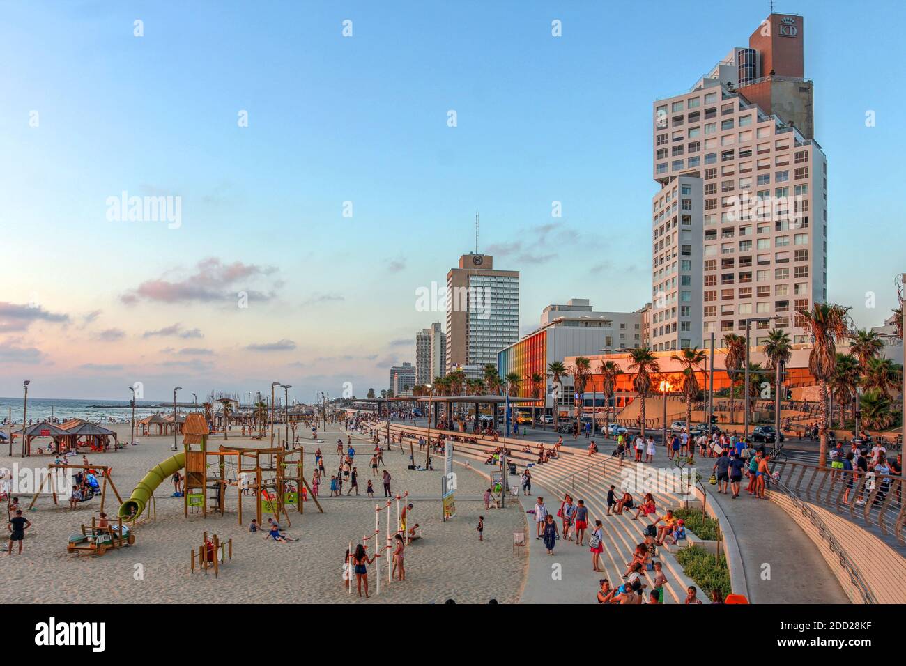 TEL AVIV, ISRAËL - 10 août 2018 - scène au coucher du soleil du célèbre front de mer de tel Aviv en Israël, avec des hôtels et des résidences d'été Banque D'Images