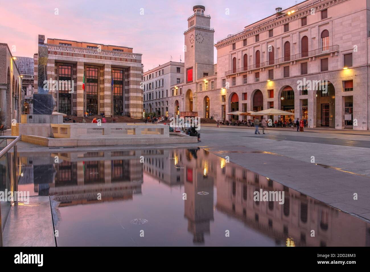 Scène au crépuscule sur la Piazza della Vittoria (place de la victoire) à Brescia, Italie. Banque D'Images