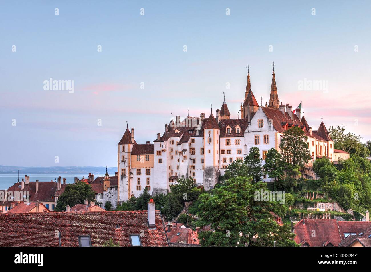 Château de Neuchâtel, Suisse, baignant dans la lumière chaude du coucher du soleil Banque D'Images