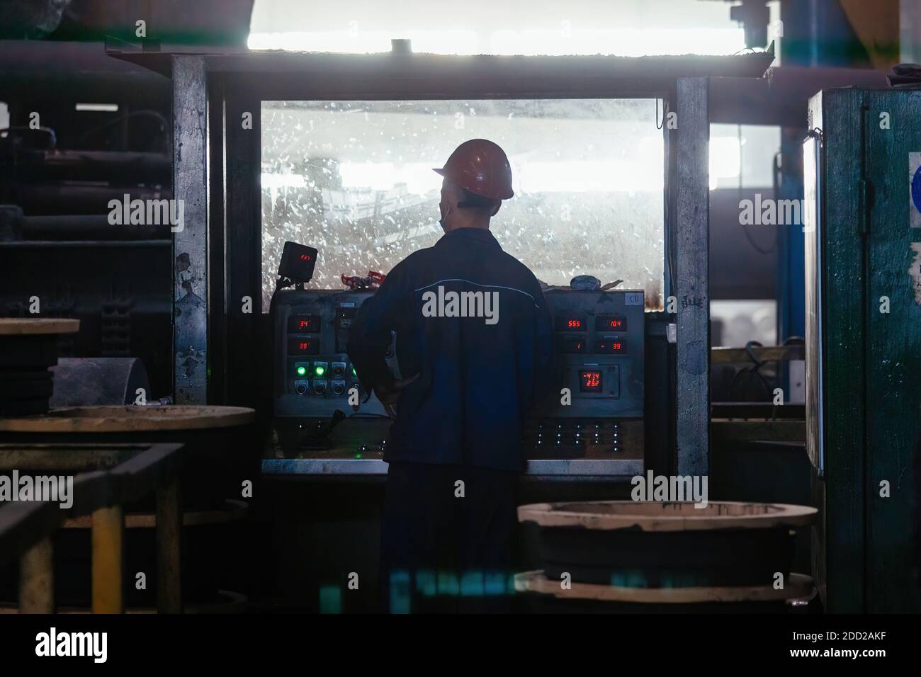 Travailleur industriel exploitant des machines CNC dans une usine métallurgique. Banque D'Images