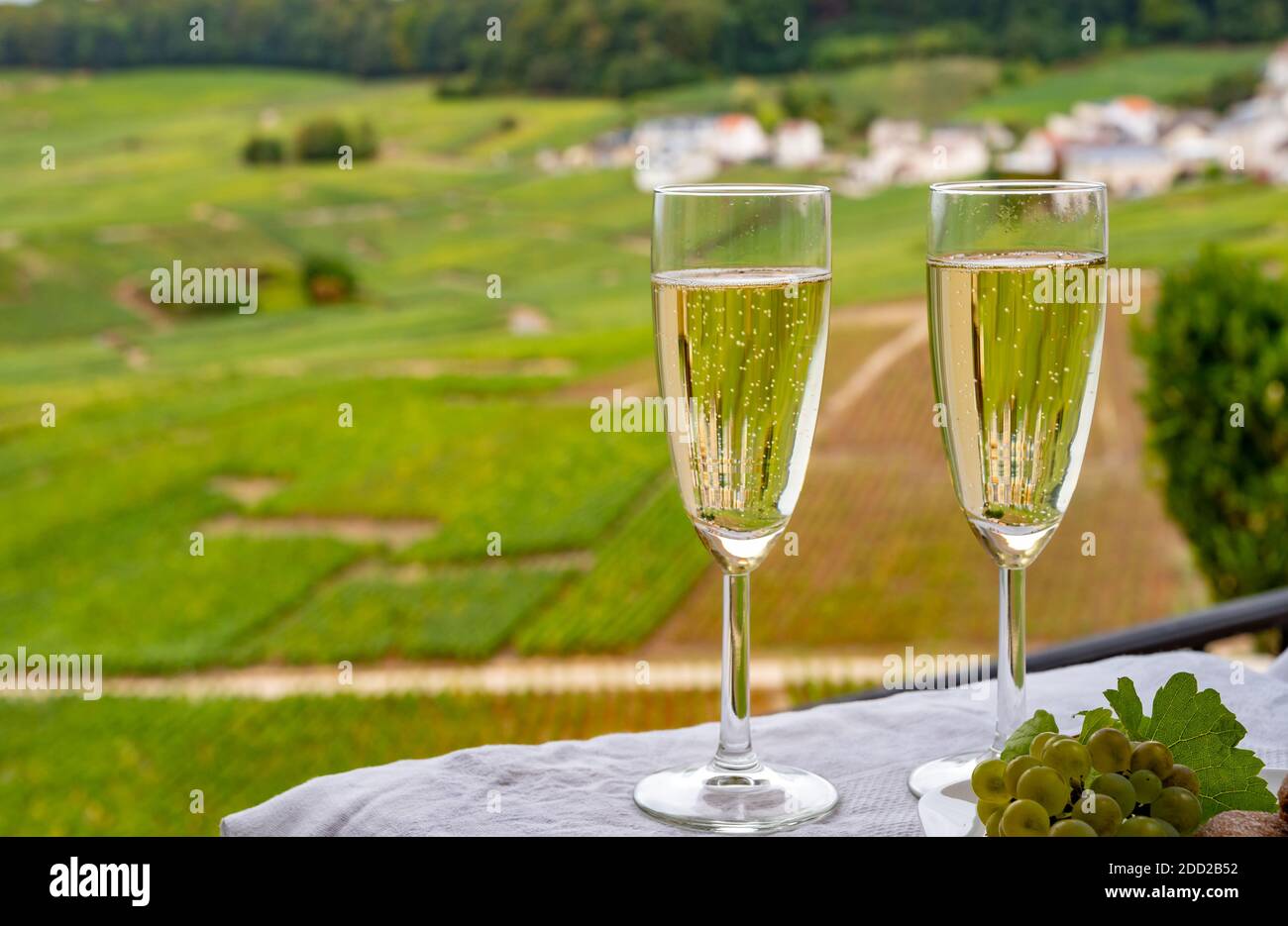 Dégustation de vin blanc pétillant français avec bulles de champagne ...