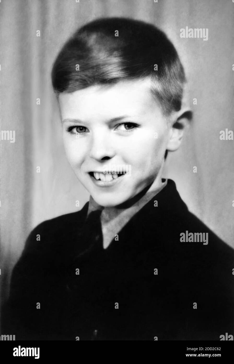 1957 Grande Bretagne Le Celebre Chanteur Et Compositeur Britannique Rock Star David Bowie 1947 16 Quand Etait Un Jeune Garcon De 10 Ans A Bromley Dans