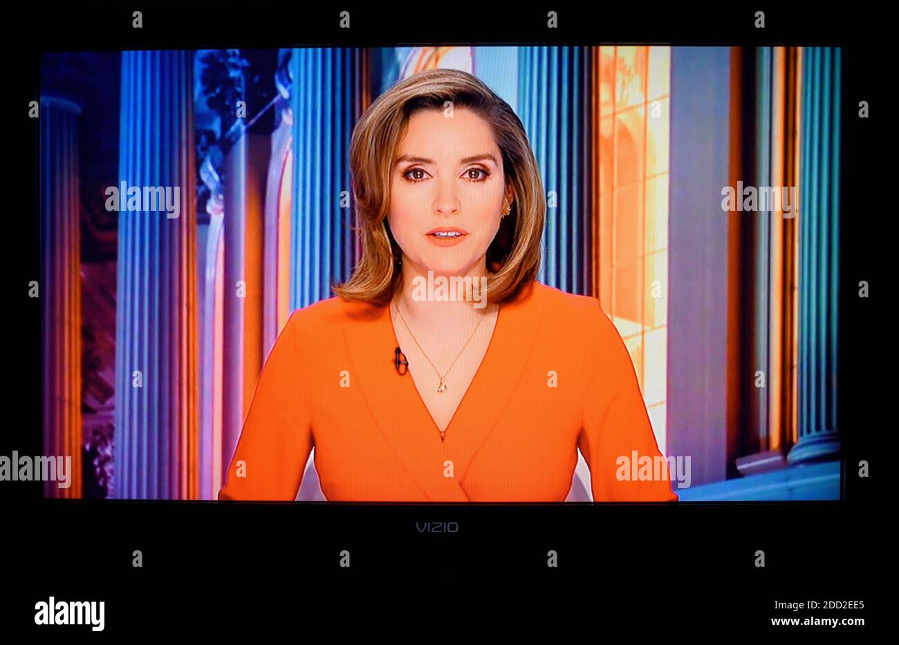 Une capture d'écran de la télévision de la correspondante Margaret Brennan  qui remplace Norah O'Donnell dans la chaîne CBS Evening News Photo Stock -  Alamy
