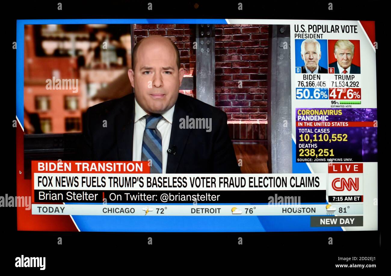 Une capture d'écran de la télévision du correspondant de CNN Brian Stelter faisant état de Fox News et de ses reportages sur des allégations de fraude électorale. Banque D'Images