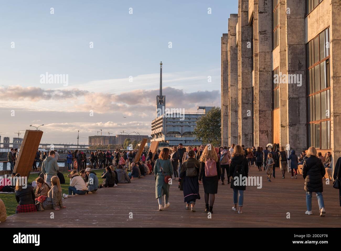 Saint-Pétersbourg, Russie - 10 octobre 2020 : le front de mer bondé du port et de la gare maritime de Sevkabel (Morskoy Vokzal). Banque D'Images