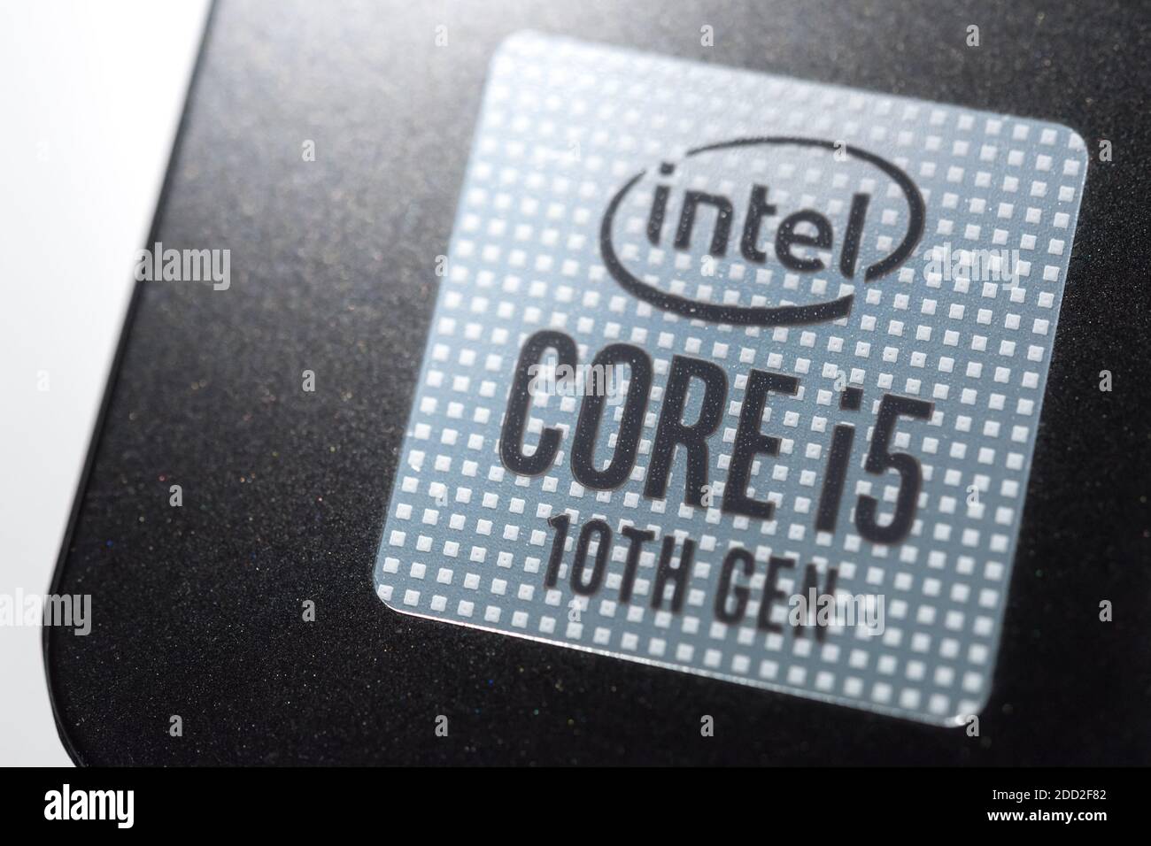 Saint-Pétersbourg, Russie - 16 novembre 2020 : gros plan d'un autocollant de la dixième génération d'Intel Core i5 Banque D'Images