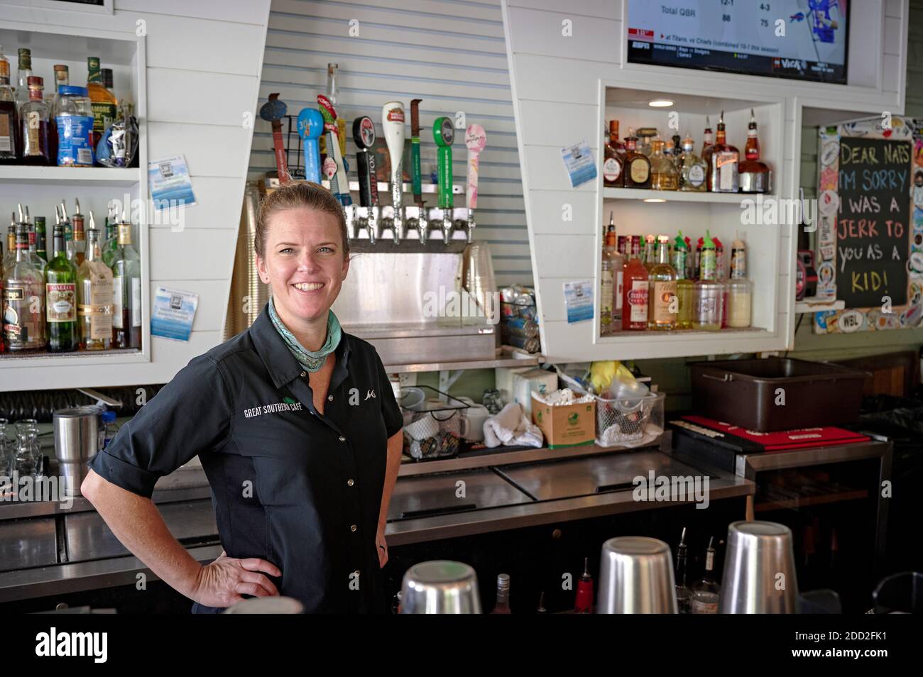 Une femme de barman et une employée heureuse au Great Southern Cafe de Seaside Florida, une communauté de la côte du golfe. Banque D'Images