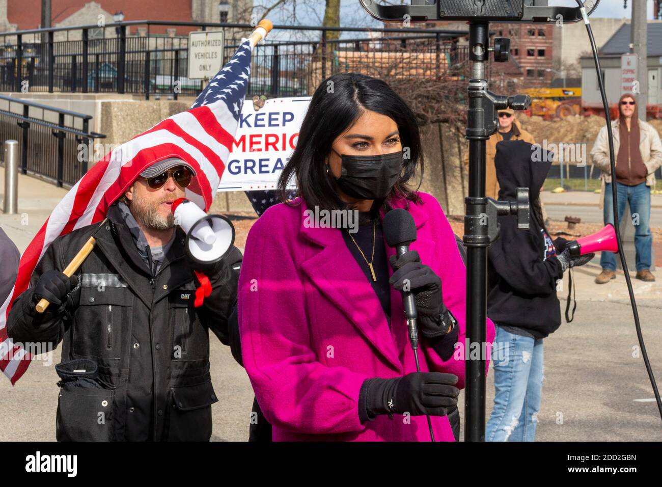 Lansing, Michigan, États-Unis. 23 novembre 2020. Alors que les démarcheurs du Michigan Board of State se sont réunis pour décider de certifier ou non les résultats de l'élection présidentielle de 2020, les partisans du président Trump ont crié à la journaliste de CNN Dianne Gallagher alors qu'elle diffusait un reportage en direct. Le Conseil a fini par certifier les résultats des élections de l'État, qui ont montré que Joe Biden était à la tête de Trump avec environ 150,000 voix. Crédit : Jim West/Alay Live News Banque D'Images