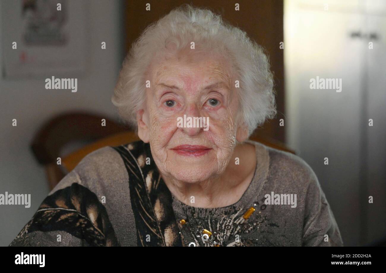 Stuttgart, Allemagne. 18 novembre 2020. Lore Alt, ancien champion du monde en dactylographie rapide sur la machine à écrire. (À dpa: 'Lore Alt gagne le titre du Championnat du monde sur machine à écrire pour l'Allemagne d'après-guerre') Credit: Marijan Murat/dpa/Alamy Live News Banque D'Images