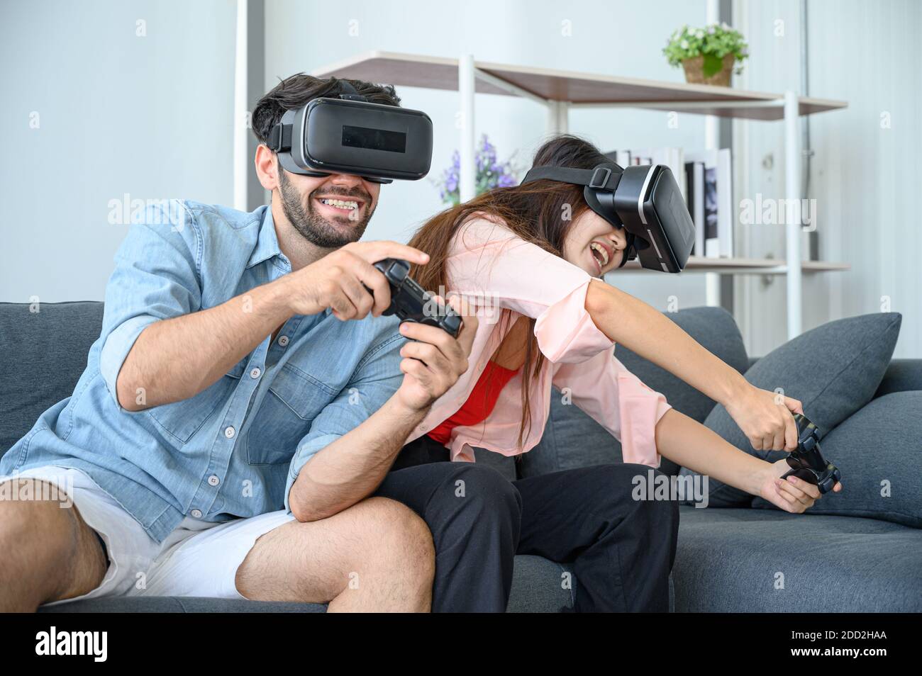 Les amoureux de couple aiment jouer au VR jeu ensemble à la maison. Concept de relation familiale. Banque D'Images