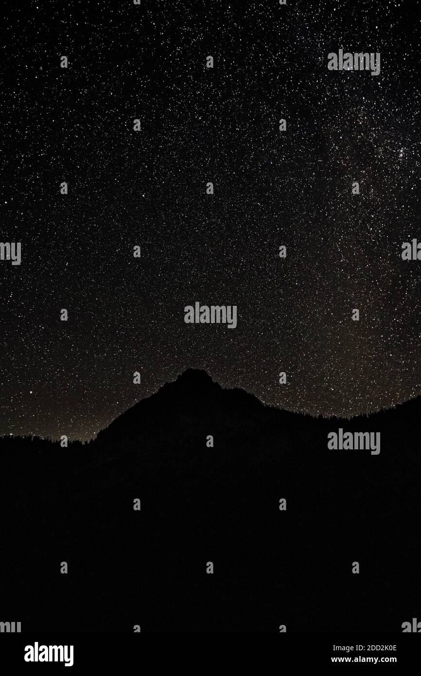 WA18462-00...WASHINGTON - Stars over Cathedral Rock vu de Deep Lake situé le long du PCT dans la région sauvage des lacs alpins. Banque D'Images WA18462-00...WASHINGTON - Stars over Cathedral Rock vu de Deep Lake situé le long du PCT dans la région sauvage des lacs alpins. Banque D'Images