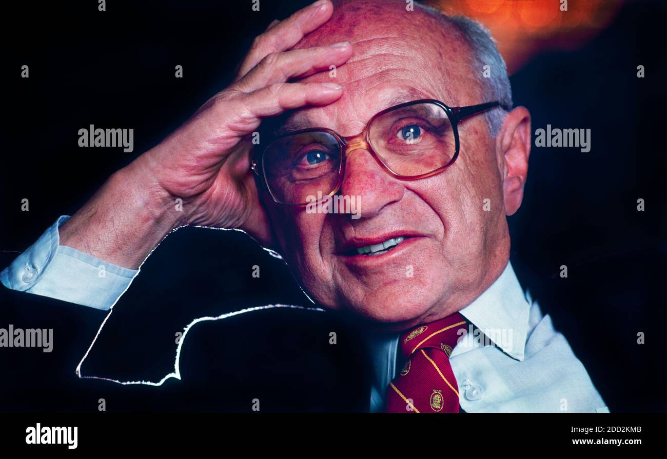 Milton Friedman (1912-2006) économiste américain et lauréat du prix Nobel en sciences économiques 1976. Friedman a reçu le prix Nobel pour ses recherches sur l'analyse de la consommation, l'histoire monétaire et la théorie de la complexité de la politique de stabilisation. Friedman était conseiller du président américain Ronald Reagan et du Premier ministre britannique Margaret Thatcher. Ses livres, articles, programmes de télévision et conférences avaient une influence mondiale et il a été considéré comme le deuxième économiste le plus populaire du XXe siècle. Banque D'Images