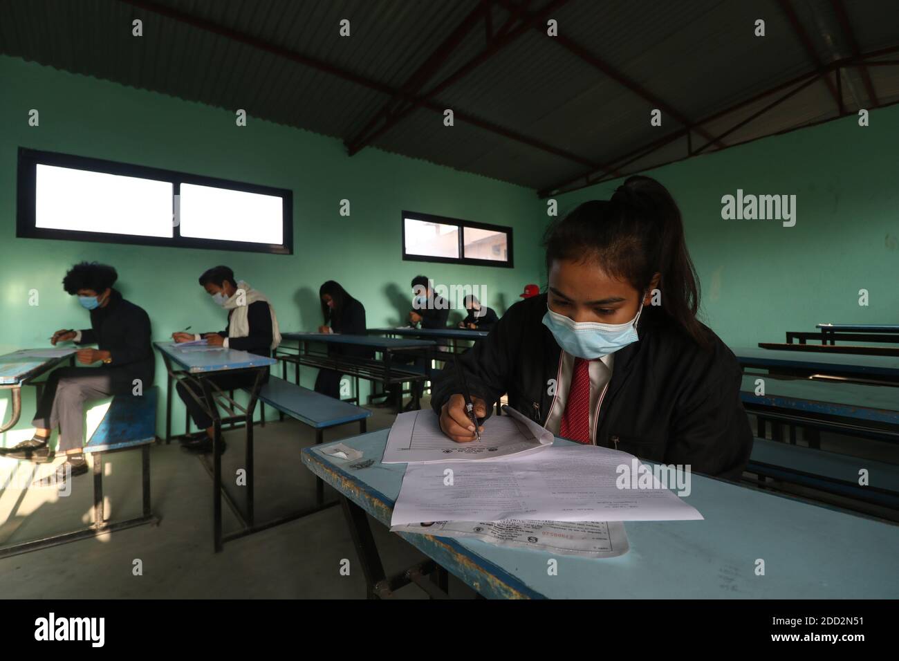 Katmandou, ne, Népal. 24 novembre 2020. Les élèves du Népal, masqués, passent leurs examens finaux de 12 e année au milieu de la pandémie de Covid-19 après un report de huit mois, à Katmandou, Népal, le 24 novembre 2020. Crédit: Aryan Dhimal/ZUMA Wire/Alay Live News Banque D'Images