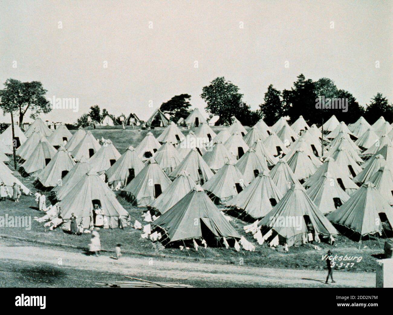 Le grand déluge du Mississippi de 1927. Un camp de réfugiés à Vicksburg, Mississippi. C'était un beau camp en hauteur. De nombreux réfugiés ont dû vivre sur les lévés pendant des mois jusqu'à ce que l'eau soit repartie. Mai 1927 Banque D'Images