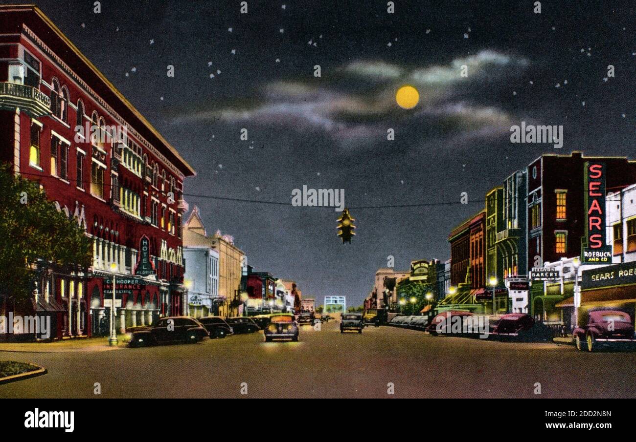 Broad Street la nuit, vue vers le sud, Selma, Alabama, vers 1942 Banque D'Images