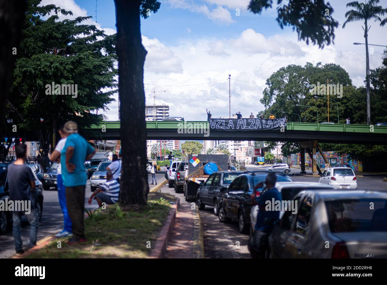 Valence, Carabobo, Venezuela. 23 novembre 2020. La fédération nationale des étudiants en droit, en collaboration avec le gouvernement étudiant de l'Université de Carabobo, proteste en faveur de la consultation populaire de Juan Guaido et dans le rejet des élections législatives prévues pour décembre 6 en montrant une bannière de 10 mètres avec le slogan 'Venezuela élever votre voix. Credit: Elena Fernandez/ZUMA Wire/Alay Live News Banque D'Images